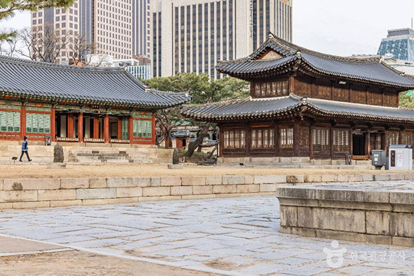 덕수궁 내 단청이 없는 고풍스러운 2층 목조 건물 석어당