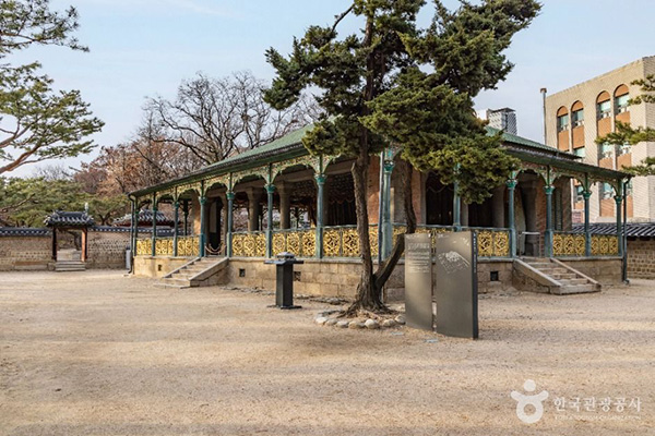 서양식 회랑과 한국적 요소가 조화된 덕수궁 정관헌 외관
