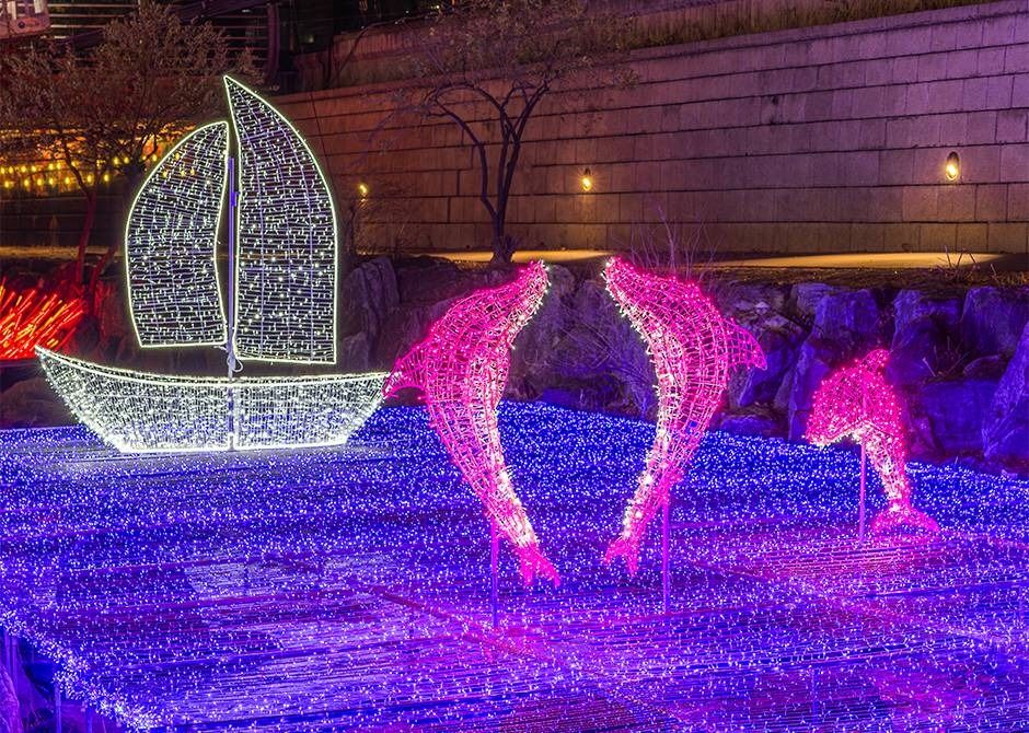 서울빛초롱축제 청계천 빛 조형물, 분홍색 돌고래와 범선 형태의 야경 전시