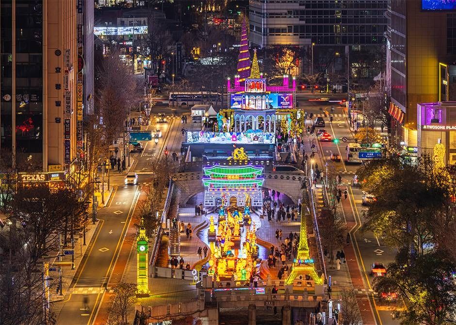 서울빛초롱축제 야경 – 청계천 위를 따라 설치된 대형 빛 조형물과 도심 야경