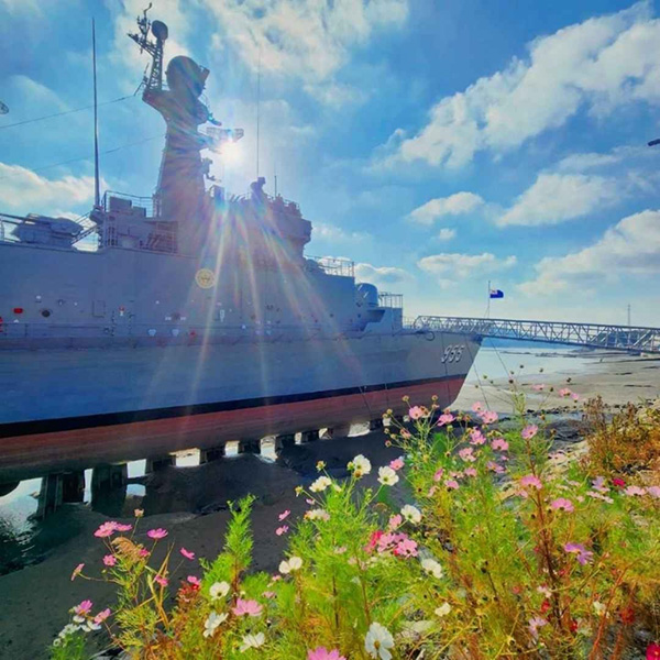 꽃밭과 함께 보이는 강화함상공원 마산함