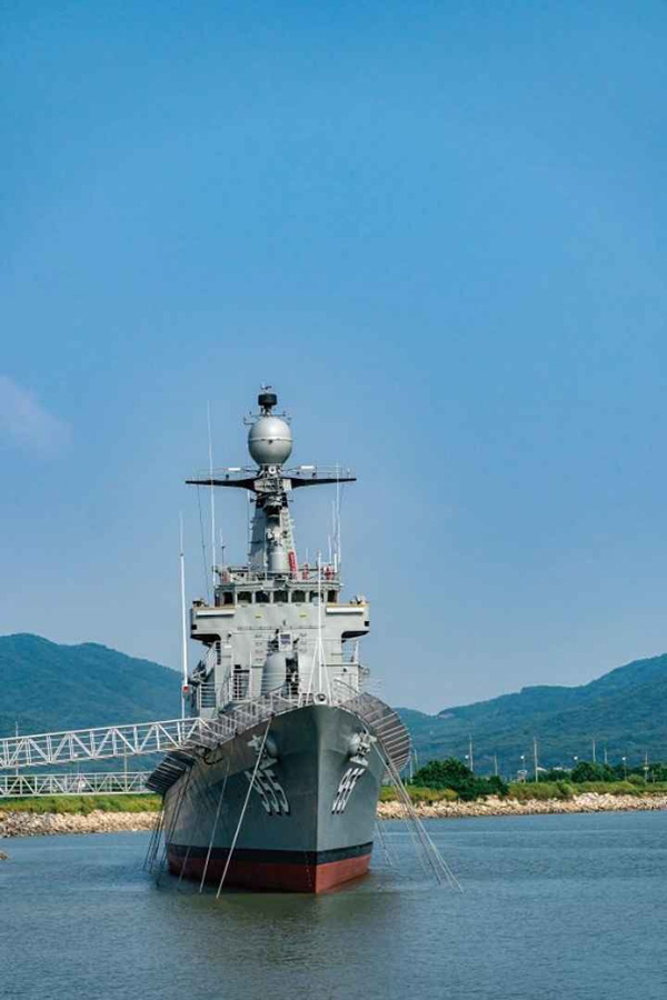 정면에서 바라본 강화함상공원 마산함