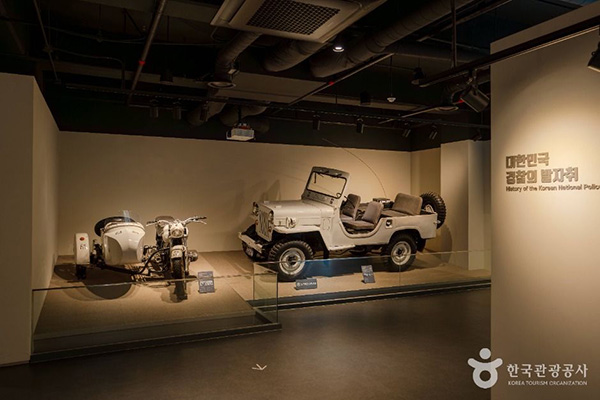 국립경찰박물관 경찰역사실 전경, 과거 경찰 오토바이와 지프형 순찰 차량이 전시된 공간