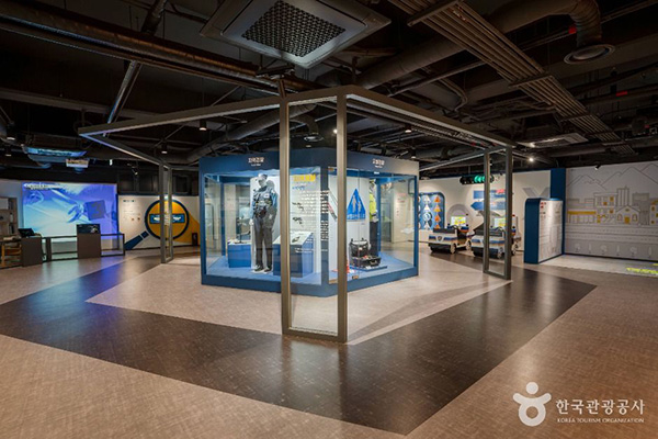 국립경찰박물관 전시실 내부 전경, 경찰 제복과 장비가 전시된 체험형 공간