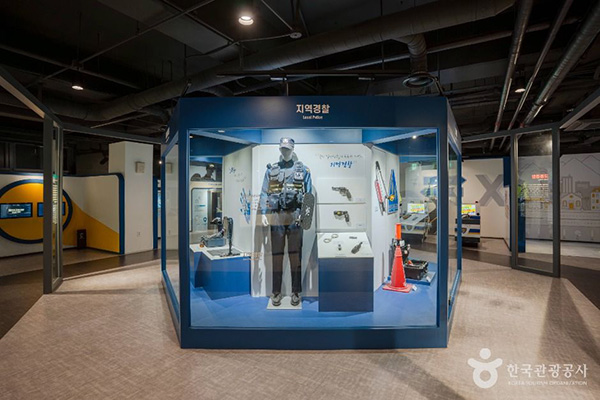 국립경찰박물관 지역경찰 제복과 장비 전시 모습
