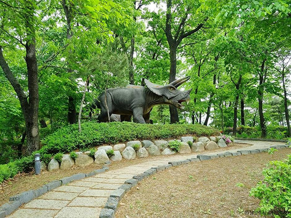 미호박물관 숲길 속 트리케라톱스 공룡 조형물