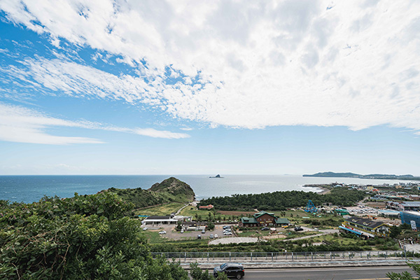 보문사에서 내려다본 서해 바다와 해안 마을 풍경