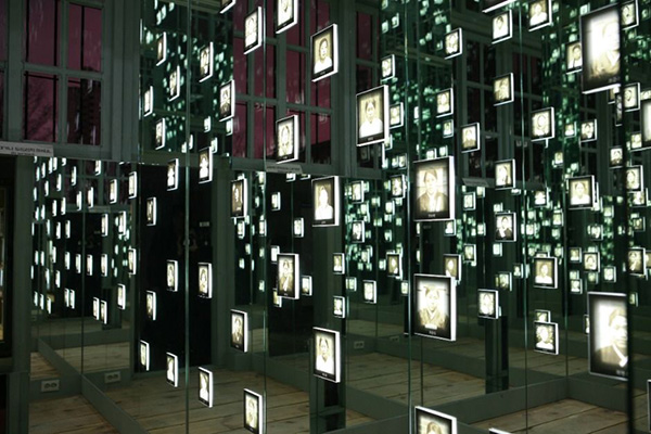 서대문형무소역사관 수많은 독립운동가의 얼굴 사진이 빛나는 액자에 담겨 거울 벽면에 반사되는 추모 전시 공간