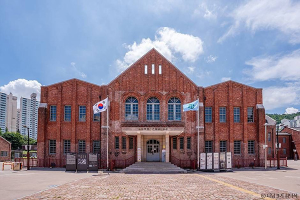 서대문형무소역사관 푸른 하늘 아래 서대문형무소역사관의 붉은 벽돌 본관 정면과 태극기가 게양된 모습