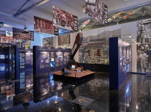 서울역사박물관 1950~70년대 서울의 발전사를 보여주는 상설전시실 내부와 대형 굴착기 모형