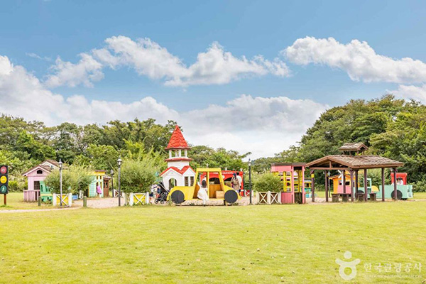 제주 에코랜드 테마파크 어린이 놀이 공간과 잔디 광장