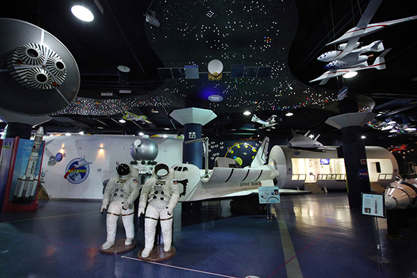 우주선과 우주비행사 전시가 있는 실내 우주체험관 전경