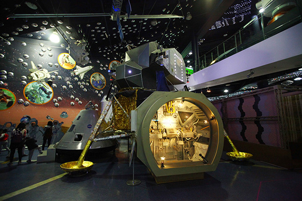 달 착륙선 내부 구조를 재현한 우주 탐사 전시물