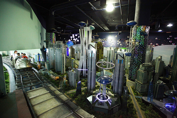미래 도시 모형과 모노레일이 있는 체험형 디오라마