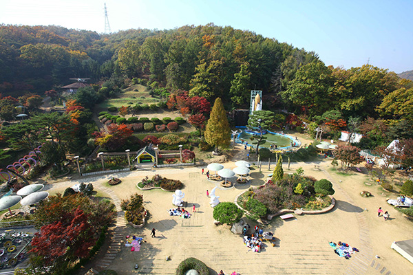 자연과 정원이 어우러진 야외 테마공원 전경