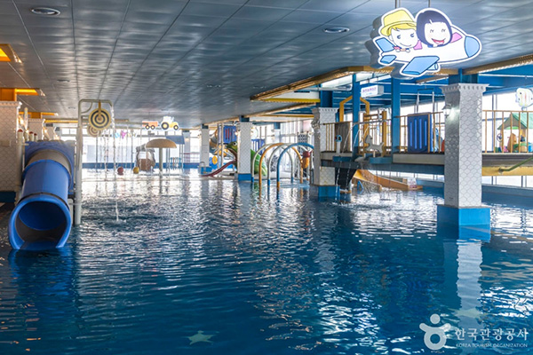 원마운트 스노우파크 실내 놀이기구 회전목마 전경, 아이와 함께 즐기는 체험존