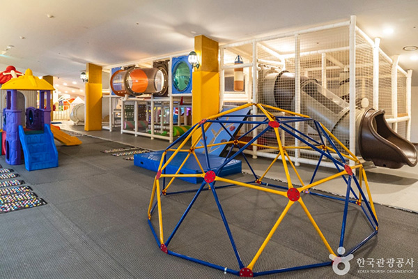 일산 원마운트 스노우파크 오로라·스노우 쇼 전경, 조명과 눈 연출이 어우러진 공연 공간